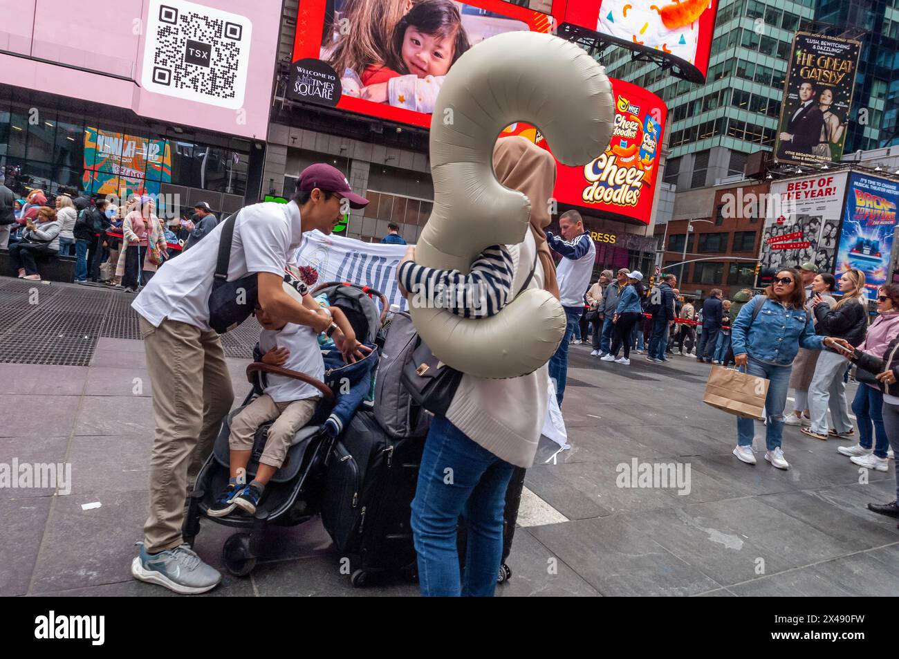 Visitatori di Times Square con una mongolfiera che celebra il compleanno di un bambino di tre anni domenica 21 aprile 2024. (© Richard B. Levine) Foto Stock