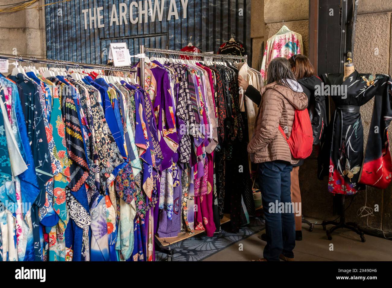 Sabato 27 aprile 2024, gli amanti dello shopping potranno curiosare tra i prodotti di seconda mano in un mercato delle pulci nel quartiere di Dumbo a Brooklyn, New York. (© Richard B. Levine) Foto Stock