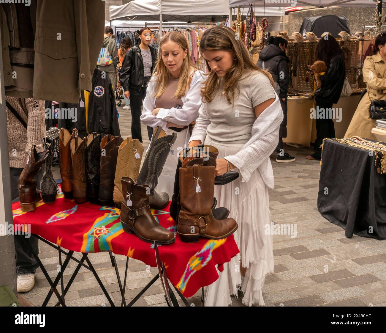 Sabato 27 aprile 2024, gli amanti dello shopping potranno curiosare tra i prodotti di seconda mano in un mercato delle pulci nel quartiere di Dumbo a Brooklyn, New York. (© Richard B. Levine) Foto Stock