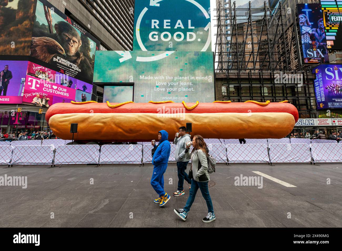 “Hot Dog in the City”, degli artisti Jen Catron e Paul Outlaw a Times Square a New York martedì 30 aprile 2024. La scultura animatronica di hot dog lunga 65 metri si solleva e eiacula coriandoli a mezzogiorno ogni giorno. L'installazione sarà visibile fino al 13 giugno.(© Richard B. Levine) Foto Stock