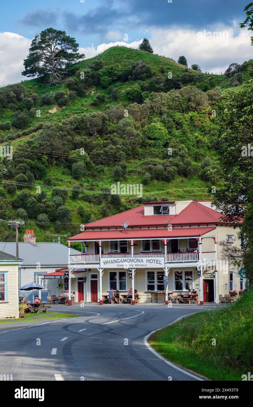 Il Whangamomona Hotel sulla Forgotten World Highway, North Island, Nuova Zelanda Foto Stock