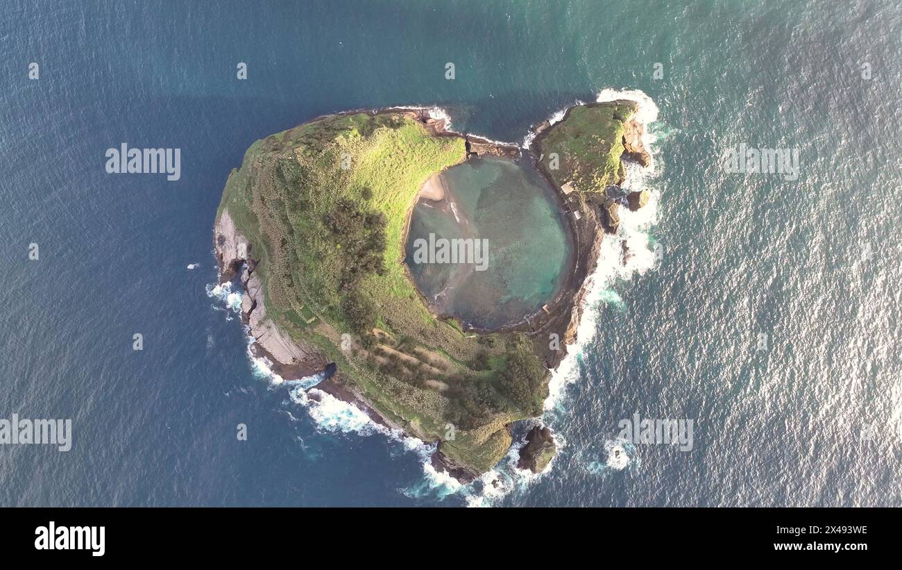 4k ripresa aerea dell'isola vulcanica di Vila Franca do campo nell'oceano atlantico, San Miguel, Azzorre, Portogallo. Video Drone che vola sopra l'isolotto vulcanico Foto Stock