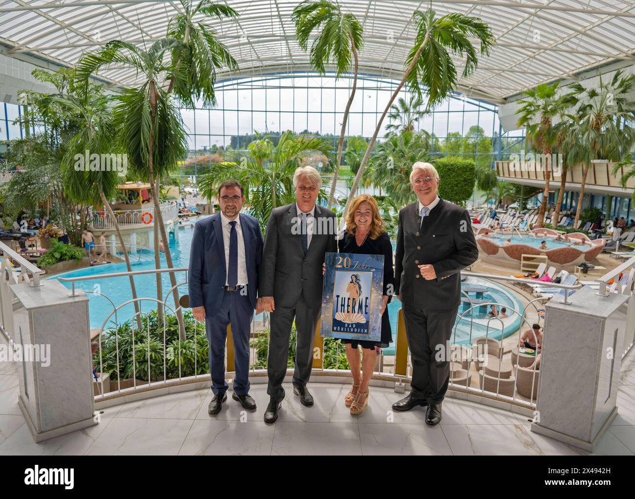 01.05.2024, Bad Wörishofen Therme feiert jetzt 20 jahre Jubiläum. Thermen-Geschäftsführer Jörg Wund 2.v.li blickt stolz auf die letzten erfolgreichen 20 Jahre Zurück, in denen mittlerweile über 13 Millionen Badegäste gekommen sind. v.li: Klaus Holetschek Fraktionsvorsitzender CSU Landtag Bayern, Jörg Wund, Brigitte Ernst Therme Geschäftsleitung, Stargast Kabarettist Wolfgang Krebs als Edmund Stoiber. 01.05.2024, Bad Wörishofen Therme 20 jahre Jubiläum 01.05.2024, Bad Wörishofen Therme 20 jahre Jubiläum *** 01 05 2024, Bad Wörishofen Therme celebra ora il suo ventesimo anniversario Therme Managing di Foto Stock