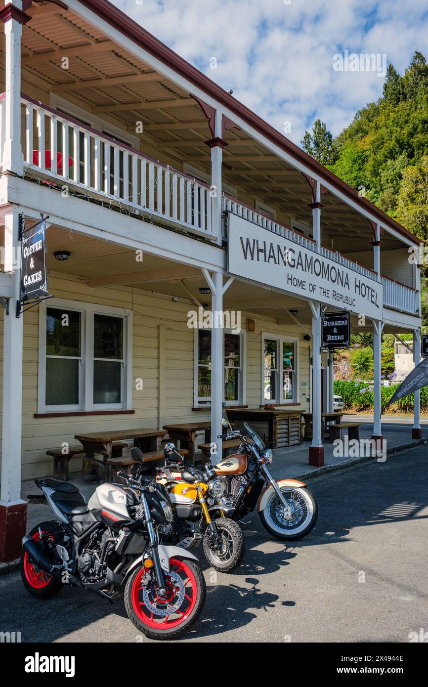 Motociclette fuori dal Whangamomona Hotel, Whangamomona, Forgotten World Highway, North Island, nuova Zelanda Foto Stock