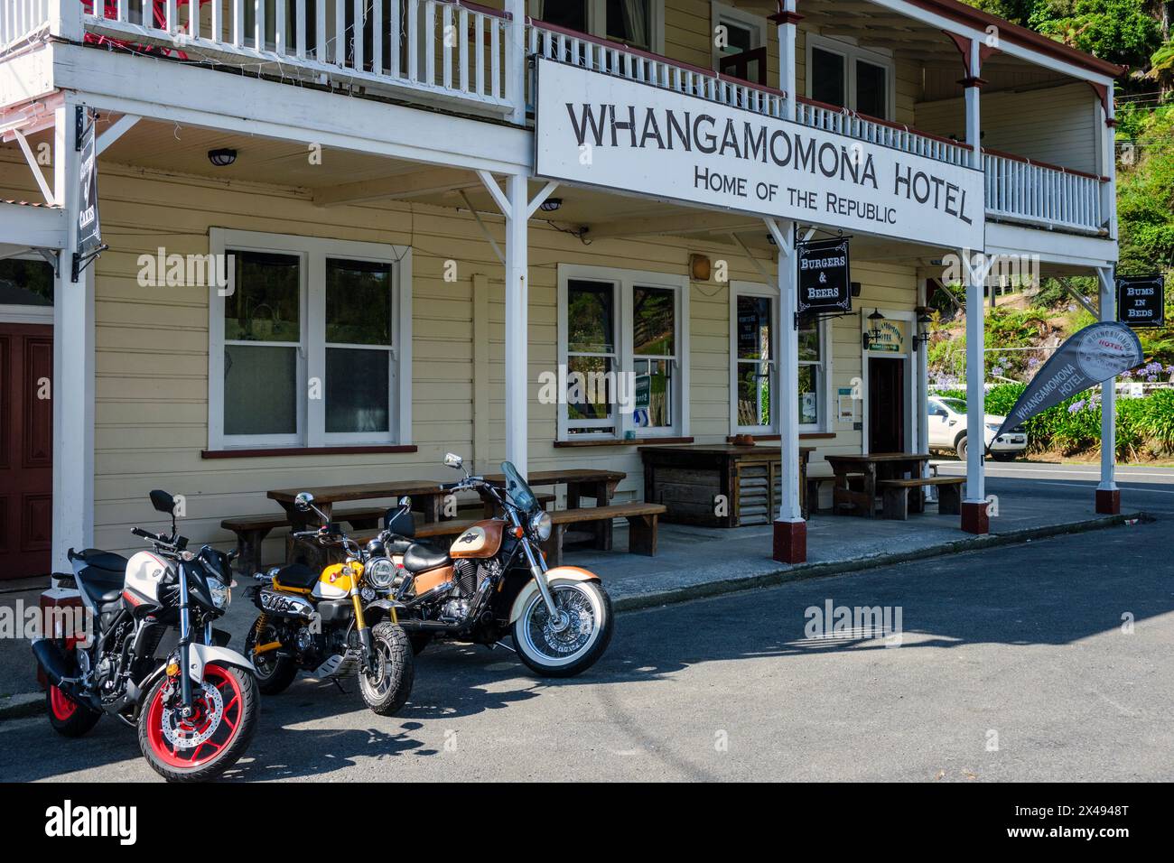 Motociclette fuori dal Whangamomona Hotel, Whangamomona, Forgotten World Highway, North Island, nuova Zelanda Foto Stock