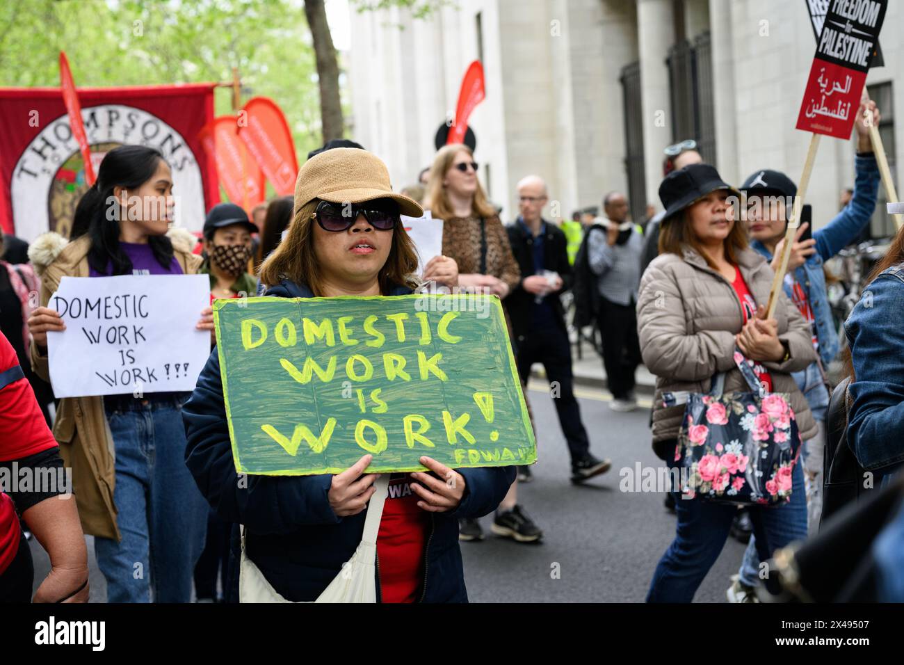 LONDRA, Regno Unito, 1° maggio 2024: I lavoratori sindacali marciano da Clerkenwell Green a Trafalgar Square nell'annuale rally del giorno di maggio di Londra. Il raduno è una celebrazione della solidarietà tra i lavoratori di tutto il mondo e una dimostrazione per la piena occupazione, i servizi pubblici, l'uguaglianza, l'antirazzismo e i diritti all'occupazione. Foto Stock