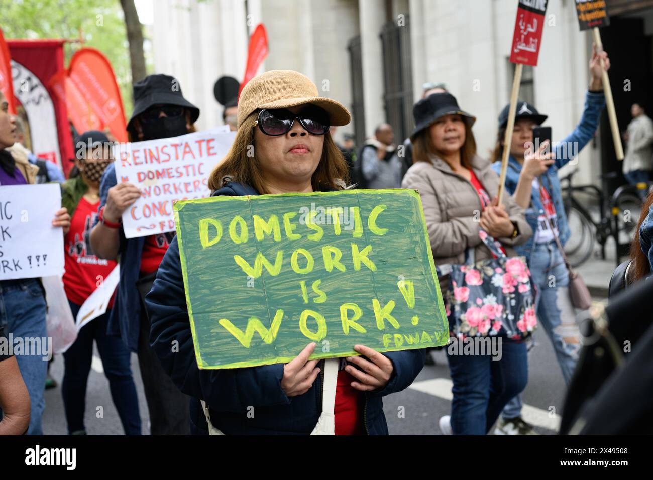 LONDRA, Regno Unito, 1° maggio 2024: I lavoratori sindacali marciano da Clerkenwell Green a Trafalgar Square nell'annuale rally del giorno di maggio di Londra. Il raduno è una celebrazione della solidarietà tra i lavoratori di tutto il mondo e una dimostrazione per la piena occupazione, i servizi pubblici, l'uguaglianza, l'antirazzismo e i diritti all'occupazione. Foto Stock