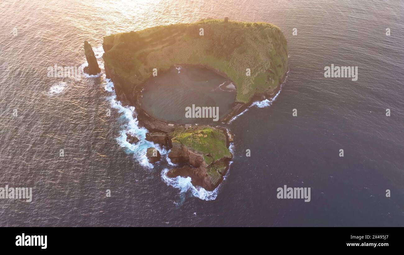 4k ripresa aerea dell'isola vulcanica di Vila Franca do campo nell'oceano atlantico, San Miguel, Azzorre, Portogallo. Video Drone che vola sopra l'isolotto vulcanico Foto Stock