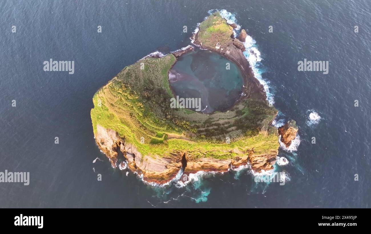 4k ripresa aerea dell'isola vulcanica di Vila Franca do campo nell'oceano atlantico, San Miguel, Azzorre, Portogallo. Video Drone che vola sopra l'isolotto vulcanico Foto Stock