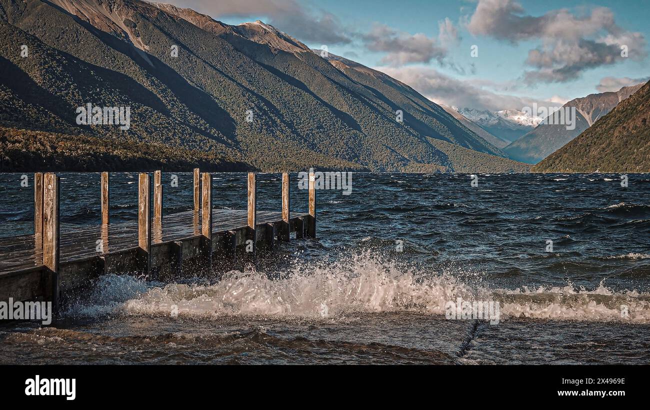 Crashing Waves contro la piattaforma di attracco del lago Rotoiti al Nelson Lakes National Park, nuova Zelanda Foto Stock