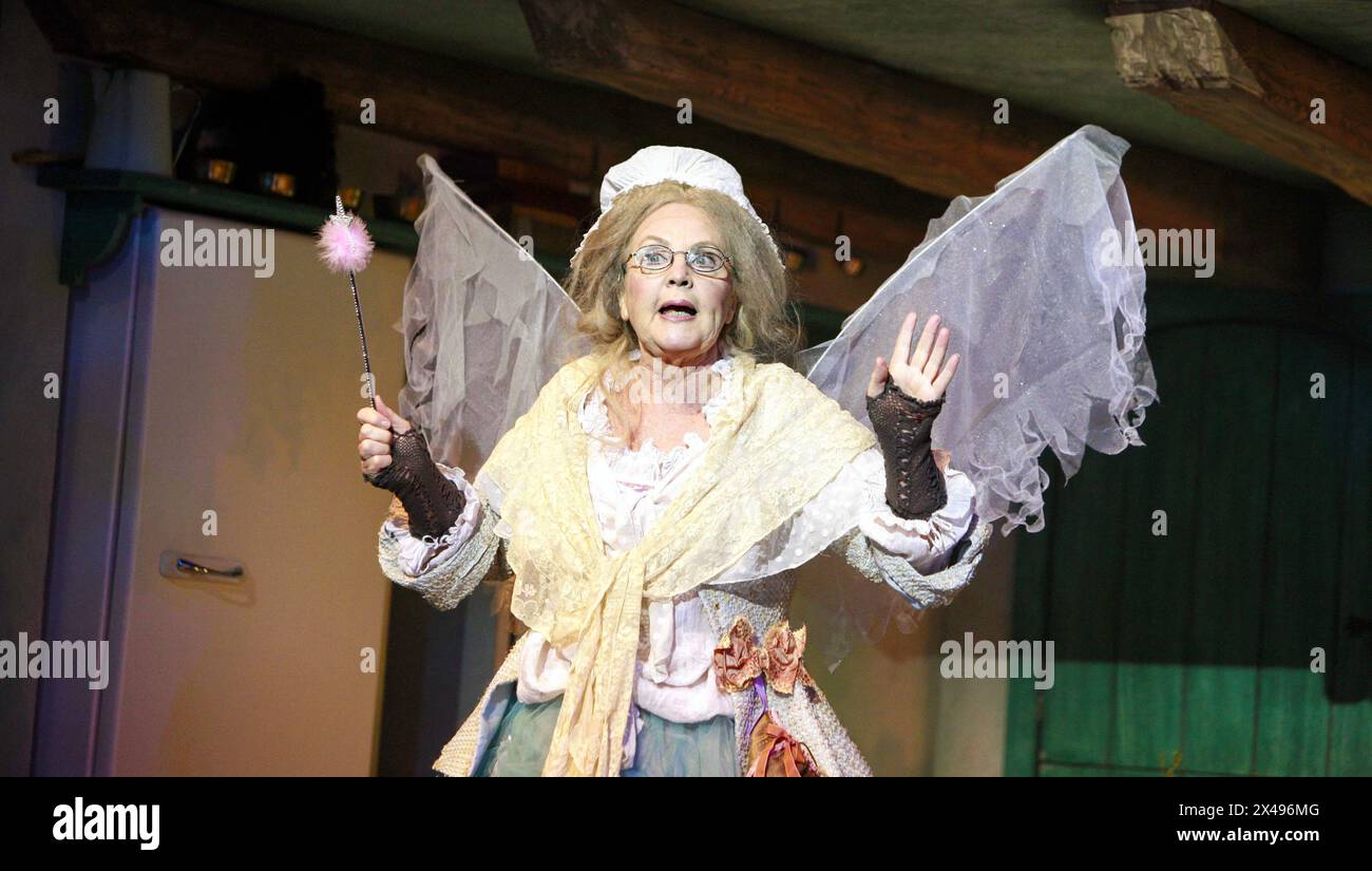 Pauline Collins (Fairy Godmother) in CENERENTOLA di Stephen Fry all'Old Vic Theatre di Londra SE1 09/12/2007 musica: Anne Dudley design: Stephen Brimson Lewis illuminazione: Tim Mitchell coreografia: Francesca Jaynes regista: Fiona Laird Foto Stock