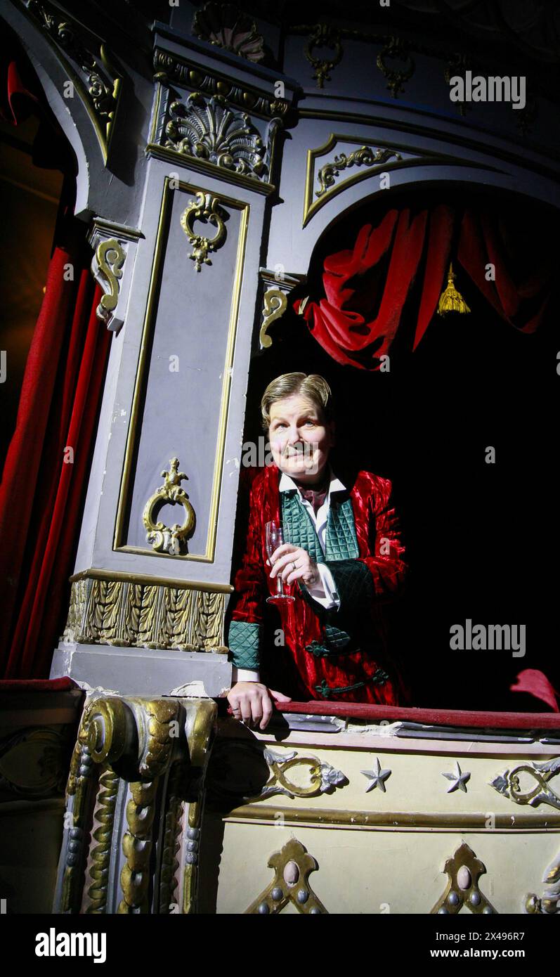 Sandi Toksvig (Narrator) in CENERENTOLA di Stephen Fry all'Old Vic Theatre di Londra SE1 09/12/2007 musica: Anne Dudley design: Stephen Brimson Lewis illuminazione: Tim Mitchell coreografia: Francesca Jaynes regista: Fiona Laird Foto Stock