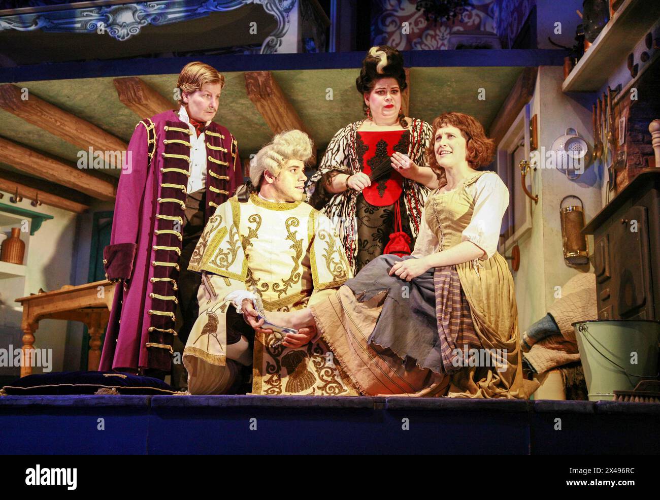 Taking the Slipper - l-r: Sandi Toksvig (Narrator), Daniel Robinson (Herald), Debbie Chazen (Candida), Madeleine Worrall (CENERENTOLA) in CENERENTOLA di Stephen Fry all'Old Vic Theatre di Londra SE1 09/12/2007 musica: Anne Dudley design: Stephen Brimson Lewis illuminazione: Tim Mitchell coreografia: Francesca Jaynes regista: Fiona Laird Foto Stock