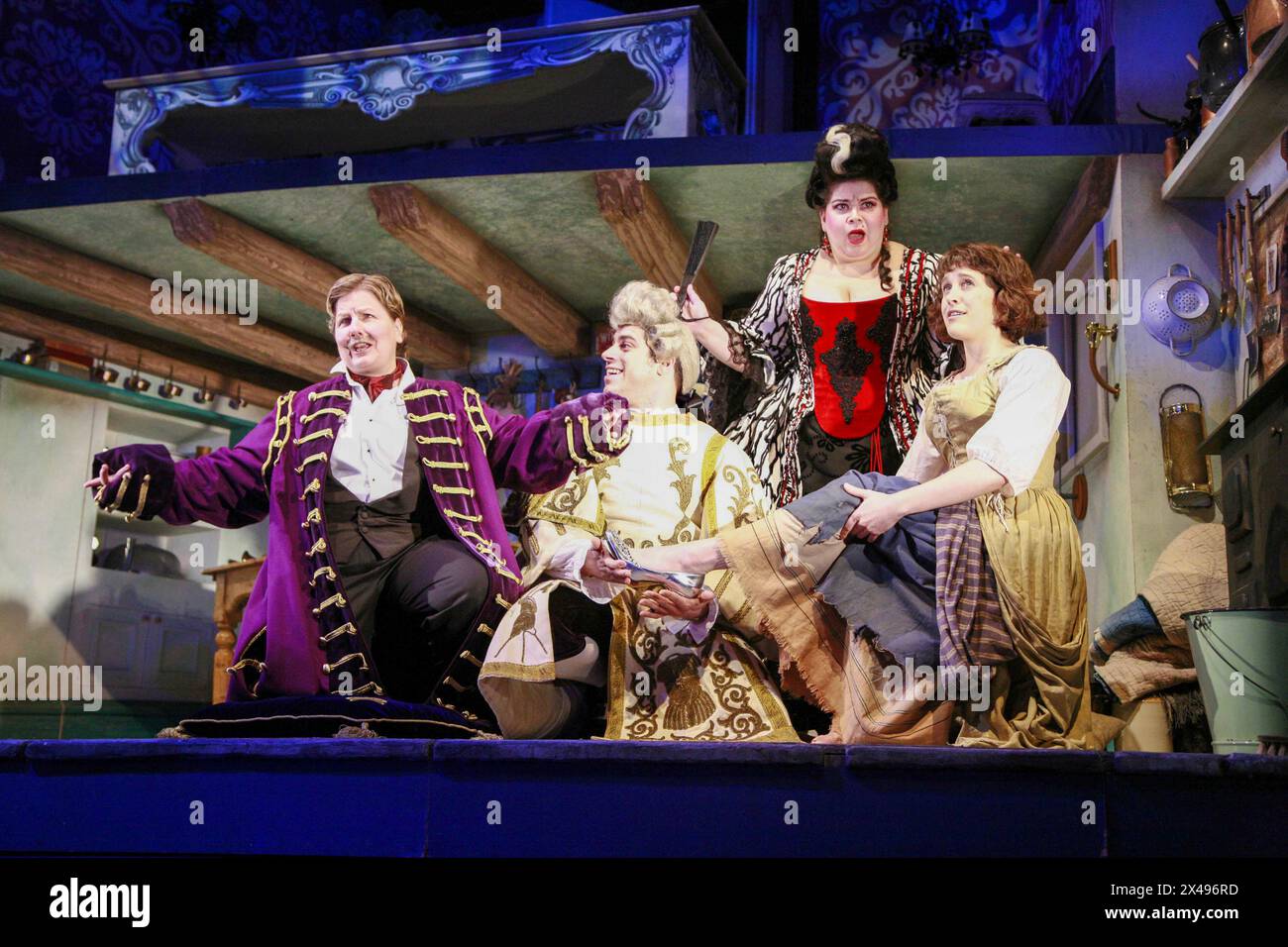 Taking the Slipper - l-r: Sandi Toksvig (Narrator), Daniel Robinson (Herald), Debbie Chazen (Candida), Madeleine Worrall (CENERENTOLA) in CENERENTOLA di Stephen Fry all'Old Vic Theatre di Londra SE1 09/12/2007 musica: Anne Dudley design: Stephen Brimson Lewis illuminazione: Tim Mitchell coreografia: Francesca Jaynes regista: Fiona Laird Foto Stock