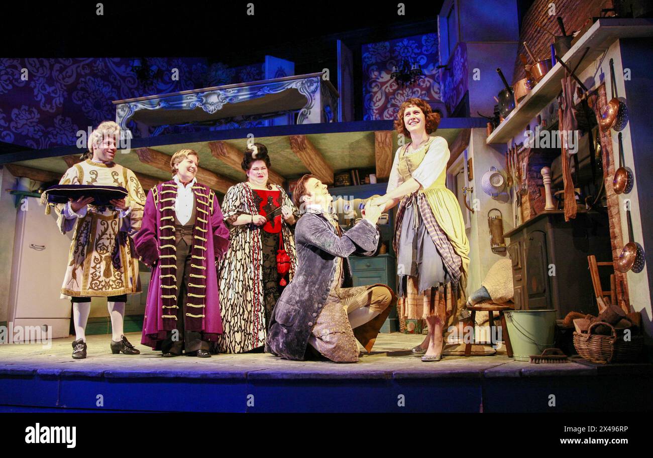 l-r: Daniel Robinson (Herald), Sandi Toksvig (Narrator), Debbie Chazen (Candida), Joseph Millson (Prince Charming), Madeleine Worrall (CENERENTOLA) in CENERENTOLA di Stephen Fry all'Old Vic Theatre di Londra SE1 09/12/2007 musica: Anne Dudley design: Stephen Brimson Lewis illuminazione: Tim Mitchell coreografia: Francesca Jaynes regista: Fiona Laird Foto Stock