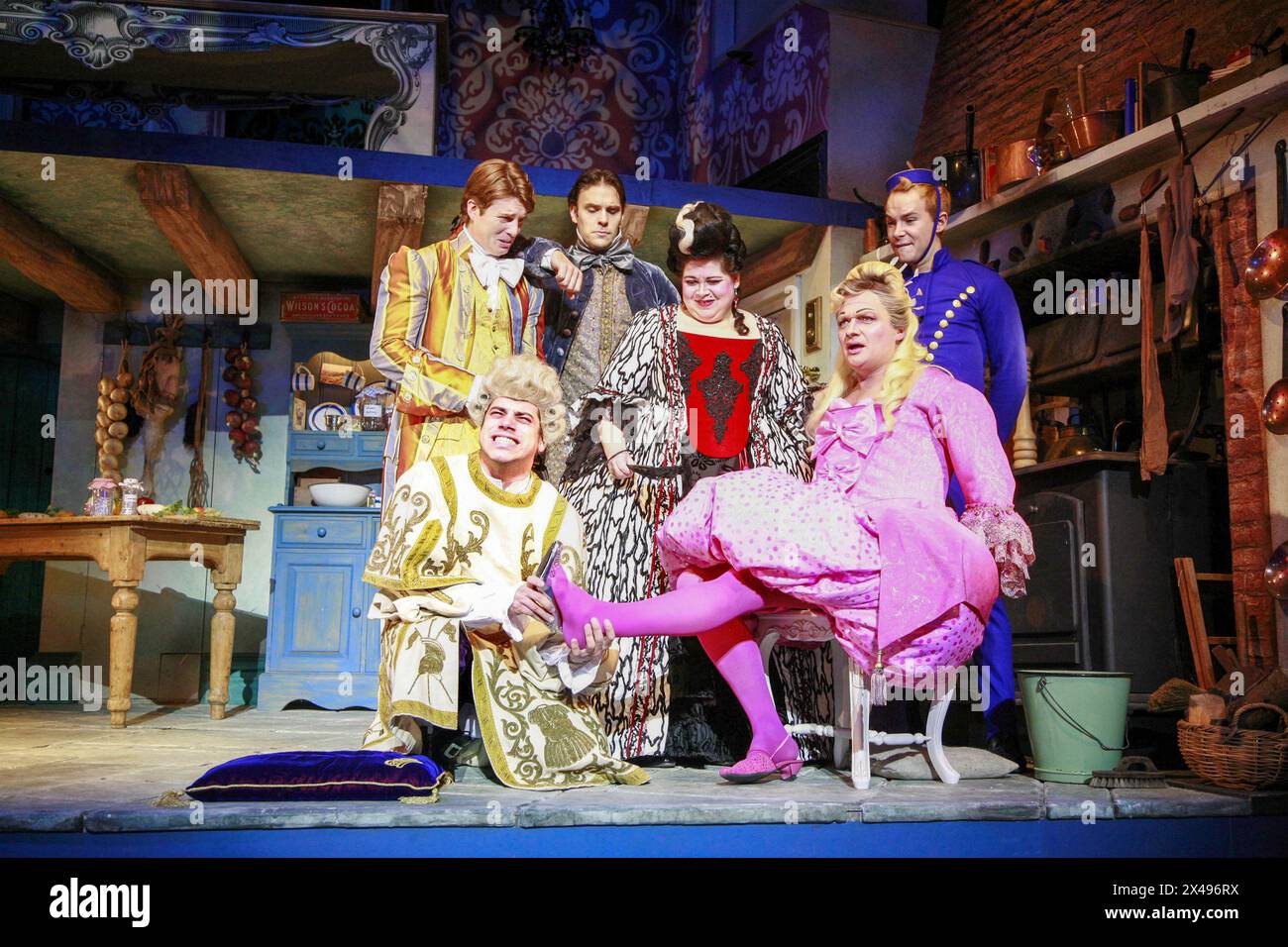 Trying the slipper - l-r: (Inginocchiato) Daniel Robinson (Herald), Oliver chopping (Dandini), Joseph Millson (Prince Charming), ,Debbie Chazen (Candida), Hal Fowler (Gabbana), Paul Keating (Buttons) in CENERENTOLA di Stephen Fry all'Old Vic Theatre di Londra SE1 09/12/2007 musica: Anne Dudley design: Stephen Brimson Lewis illuminazione: Tim Mitchell coreografia: Francesca Jaynes regista: Fiona Laird Foto Stock