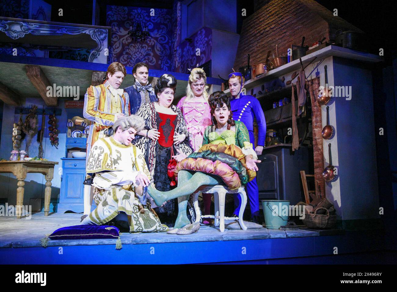 Trying the slipper - l-r: (Inginocchiato) Daniel Robinson (Herald), Oliver chopping (Dandini), Joseph Millson (Prince Charming), Debbie Chazen (Candida), Hal Fowler (Gabbana), Paul Keating (Buttons) in CENERENTOLA di Stephen Fry all'Old Vic Theatre Londra SE1 09/12/2007 musica: Anne Dudley design: Stephen Brimson Lewis illuminazione: Tim Mitchell coreografia: Francesca Jaynes regista: Fiona Laird Foto Stock