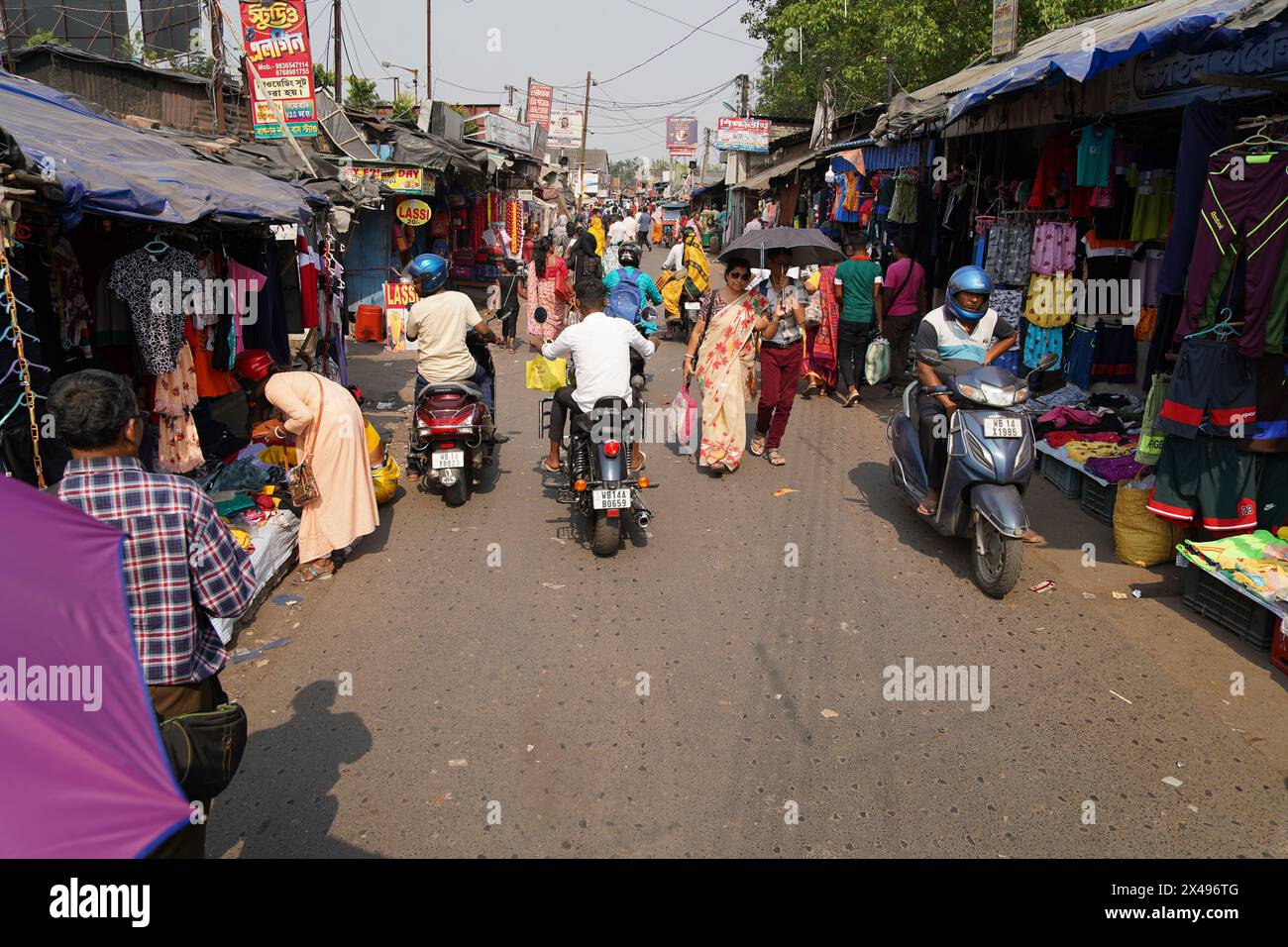 Zona Bazaar vicino alla stazione ferroviaria. Bagnan, Howrah, Bengala Occidentale, India. Foto Stock