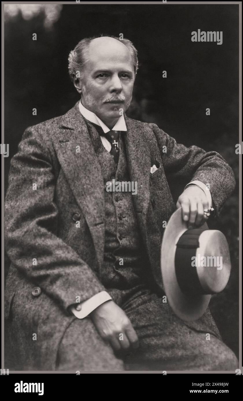Ernst Edler von Schuch (nato Ernst Gottfried Schuch; 23 novembre 1846 – 10 maggio 1914) è stato un direttore d'orchestra austriaco. Divenne famoso attraverso le sue collaborazioni lavorative con Richard Strauss all'Opera di Dresda. Tours come direttore ospite a Berlino, Monaco, Vienna e Parigi, rimase impegnato a Dresda fino al 1914, e fece del suo teatro d'opera uno dei principali palcoscenici musicali d'Europa. Creò un ensemble superando e ampliò l'orchestra per renderla una delle più grandi al mondo. Specializzato nei drammi musicali di Wagner. c1910 Foto Stock