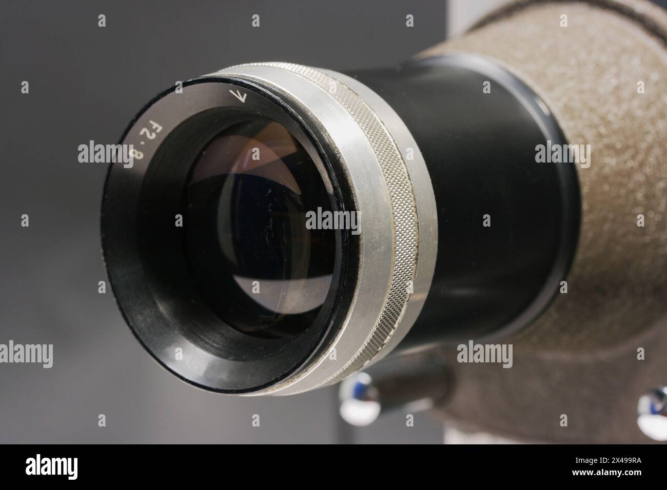 Lente per proiettore a scorrimento retro Aldis e ghiera di messa a fuoco Foto Stock