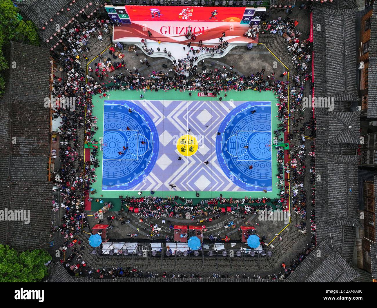 (240501) -- LEISHAN COUNTY, 1° maggio 2024 (Xinhua) -- questa foto aerea del drone scattata il 1° maggio 2024 mostra una vista generale del 1° Guizhou 'GU-ma Basketball' Invitational a Qiandongnan Miao e Dong, nella provincia di Guizhou, nel sud-ovest della Cina. Le donne delle minoranze etniche nella provincia di Guizhou, nella Cina sud-occidentale, hanno iniziato a giocare a basket in modo simile al calcio, permettendo loro di correre con la palla sul campo senza essere chiamate per falli come hacking e gomiti. La gente del posto si riferisce a questo tipo di gioco di basket come "GU-ma Basketball", in quanto i suoi partecipanti sono principalmente vacillanti Foto Stock