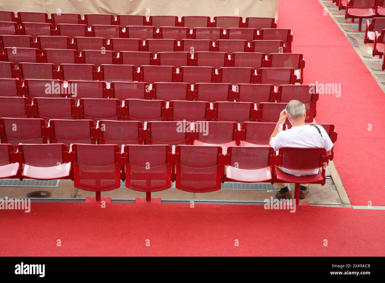 Membro solitario del pubblico nei posti a sedere nell'arena Foto Stock