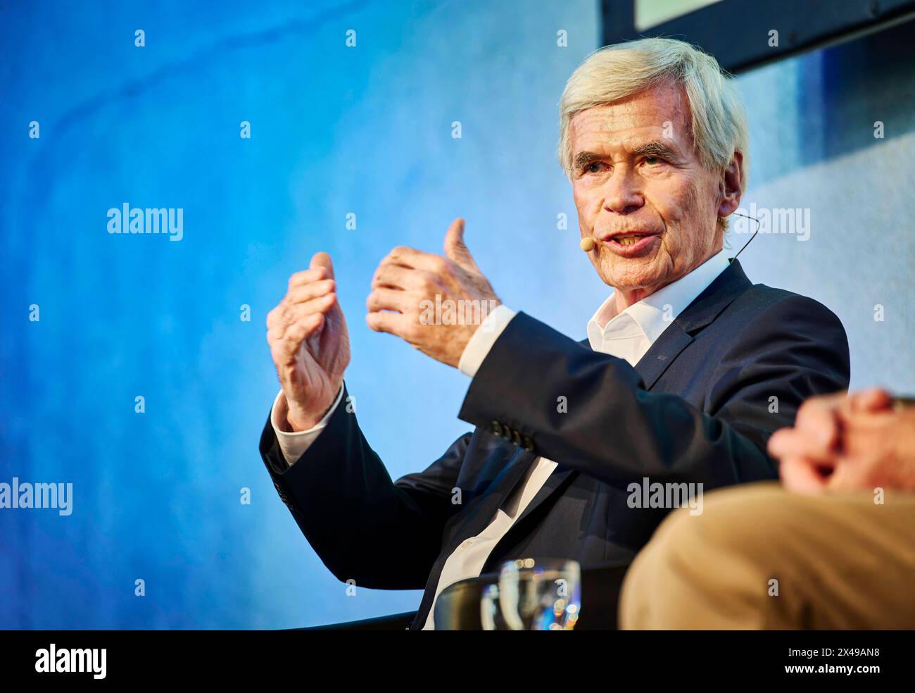 Michael otto - Allianz der Pioniere EUR, Deutschland, Berlino, 30.04.2024: Der Unternehmer Michael otto finanziert mit seiner Umweltstiftung Projekte und wirtschaftlich ökologische Kooperationen. Die Bundesregierung und Unternehmen setzen auf Paludikultur. Die Initiative toMOORow bündelt das Verbundvorhaben PaludiAllianz und ebnet gemeinsam mit 14 namhaften Unternehmen den Weg für die Wiedervernässung und gleichzeitige Land- wirtschaftliche Nutzung von Mooren. Paludikultur nennt sich die wirtschaftliche Nutzung von wiedervernässten Mooren. *** Michael otto Allianz der Pioniere EUR, Germania, Ber Foto Stock