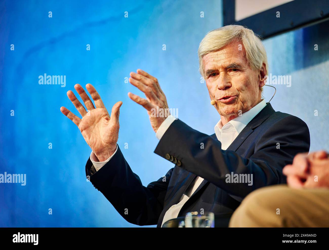 Michael otto - Allianz der Pioniere EUR, Deutschland, Berlino, 30.04.2024: Der Unternehmer Michael otto finanziert mit seiner Umweltstiftung Projekte und wirtschaftlich ökologische Kooperationen. Die Bundesregierung und Unternehmen setzen auf Paludikultur. Die Initiative toMOORow bündelt das Verbundvorhaben PaludiAllianz und ebnet gemeinsam mit 14 namhaften Unternehmen den Weg für die Wiedervernässung und gleichzeitige Land- wirtschaftliche Nutzung von Mooren. Paludikultur nennt sich die wirtschaftliche Nutzung von wiedervernässten Mooren. *** Michael otto Allianz der Pioniere EUR, Germania, Ber Foto Stock