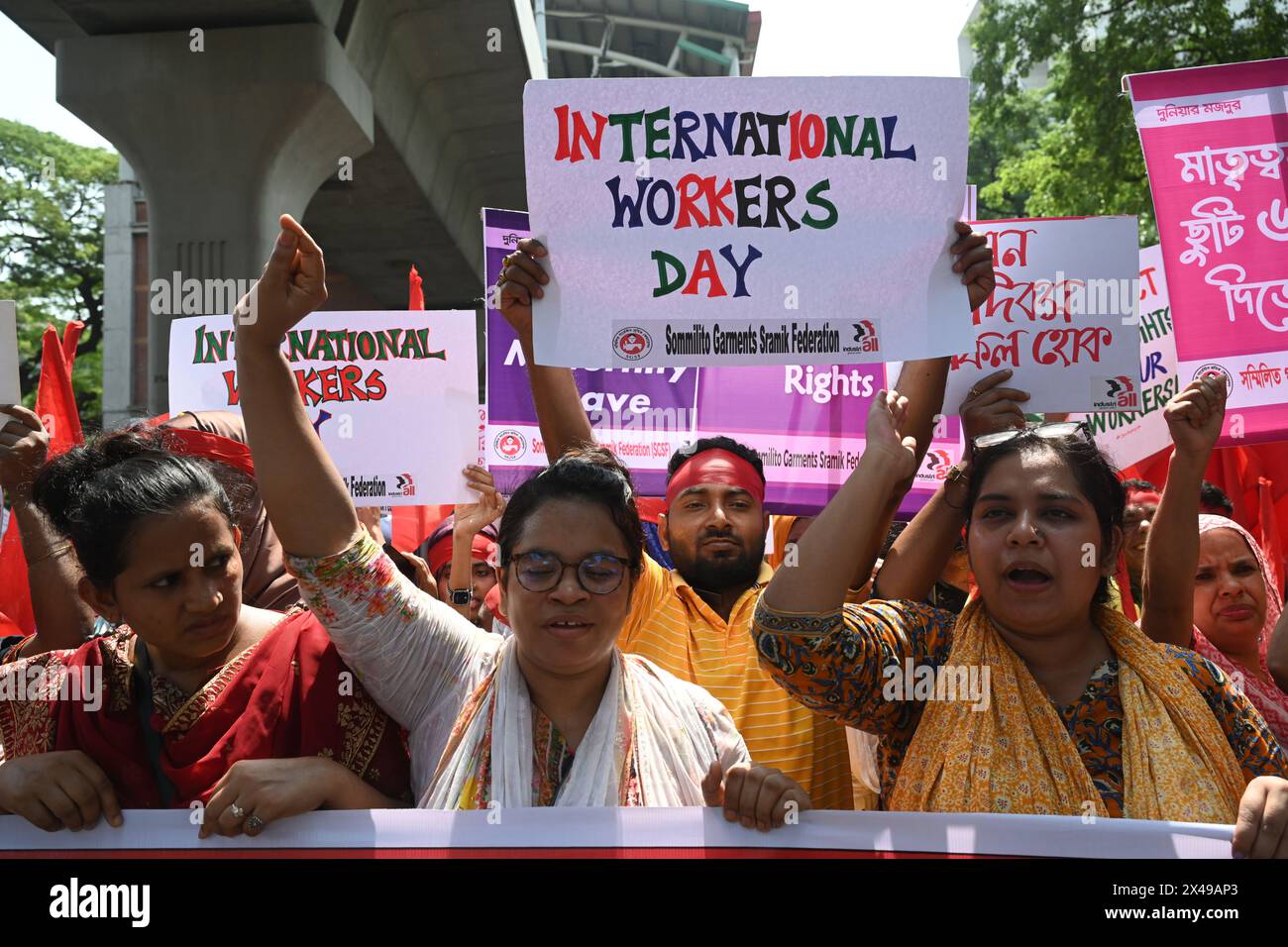 I lavoratori dell'abbigliamento bengalese e altri attivisti dell'organizzazione del lavoro hanno partecipato a una manifestazione per celebrare il giorno di maggio o la giornata internazionale dei lavoratori a Dacca, Bangladesh, il 1° maggio 2024. Foto Stock