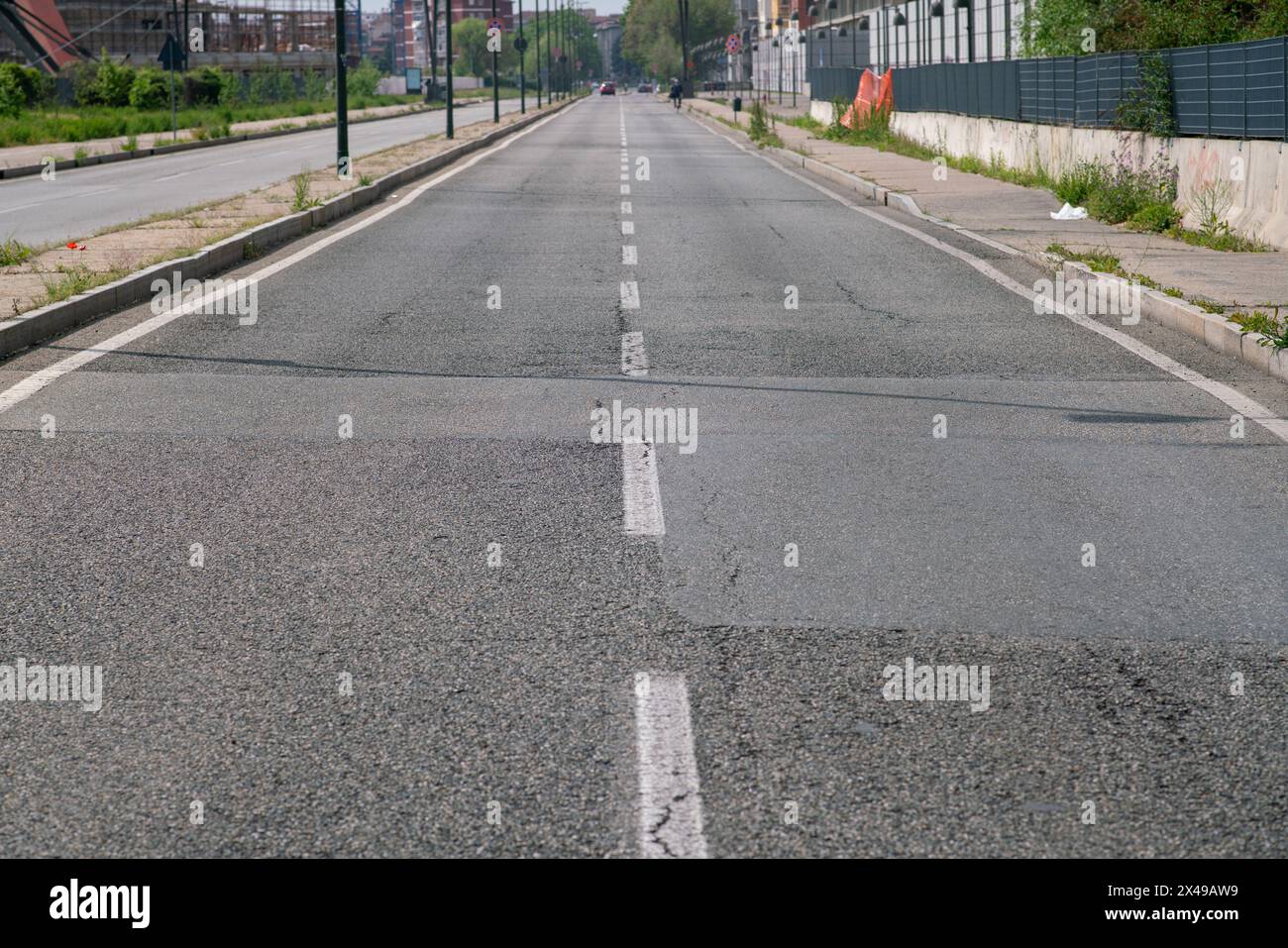 strada, viaggio, carreggiata vuota con una prospettiva infinita. motivante a sapere come avere la direzione di marcia. incrinature e buche sull'asfalto. Foto Stock