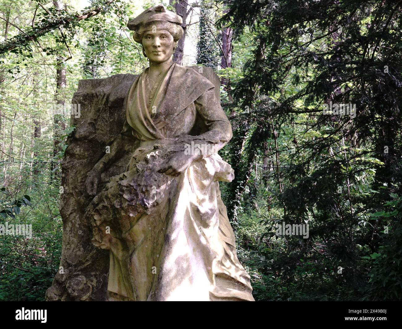 Statua, della mostra coloniale del 1931, una donna che rappresenta la gloria dell'espansione coloniale, Jardin d'Agronomie tropicale René-Dumont, Parigi, Francia. Foto Stock