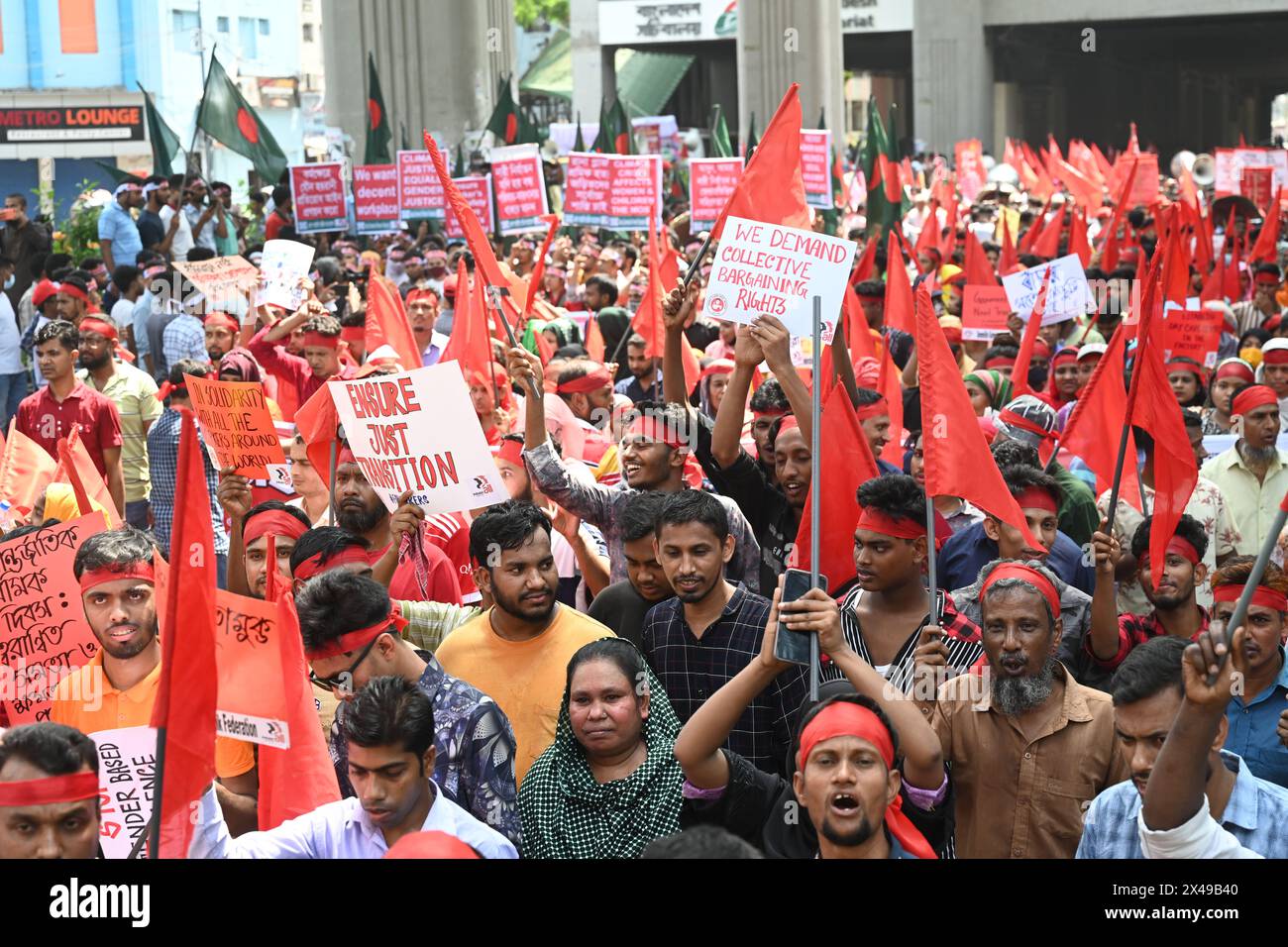 I lavoratori dell'abbigliamento bengalese e altri attivisti dell'organizzazione del lavoro hanno partecipato a una manifestazione per celebrare il giorno di maggio o la giornata internazionale dei lavoratori a Dacca, Bangladesh, il 1° maggio 2024. Foto Stock
