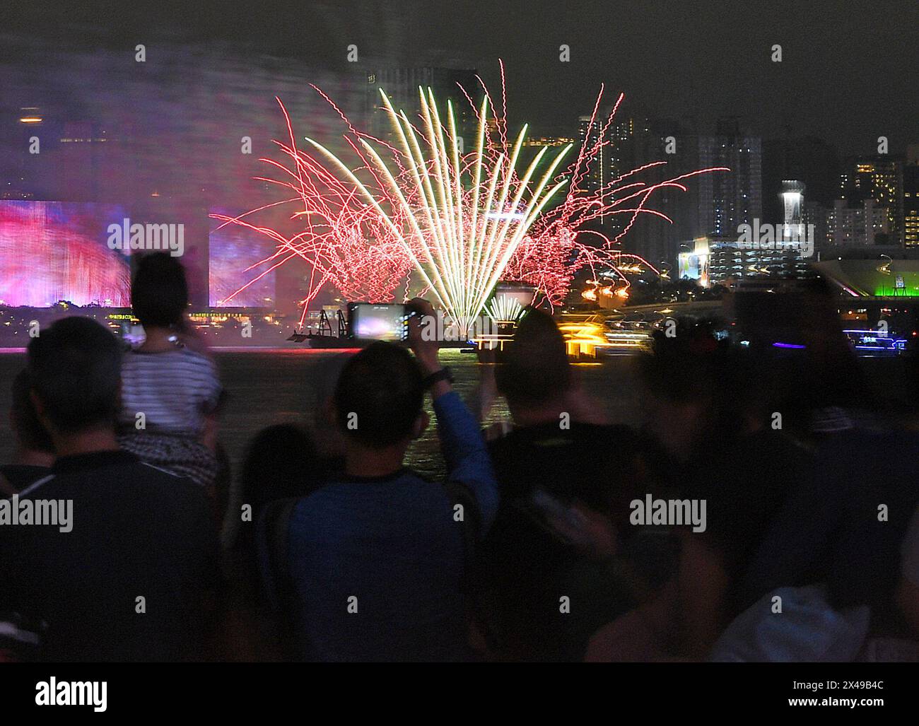 Hong Kong, Cina. 1 maggio 2024. La gente guarda uno spettacolo di fuochi d'artificio al Victoria Harbor di Hong Kong, Cina meridionale, 1° maggio 2024. Crediti: Chen Duo/Xinhua/Alamy Live News Foto Stock