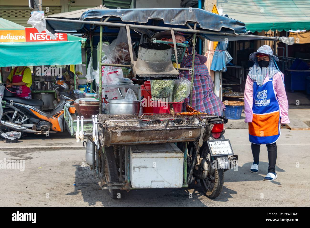 SAMUT PRAKAN, TAILANDIA, FEB 26 2024, vendita di carne alla griglia per strada Foto Stock