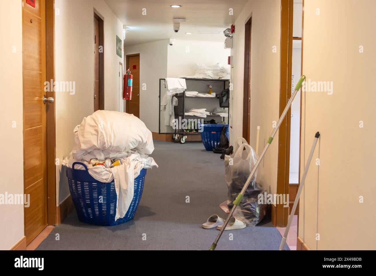Attrezzature per la pulizia delle camere nel corridoio dell'hotel Foto Stock
