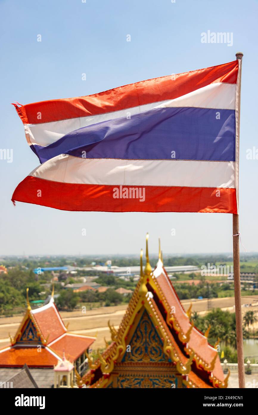 La bandiera nazionale della Thailandia vola sul tetto del tempio buddista Wat Khao noi Tian Sawan Foto Stock