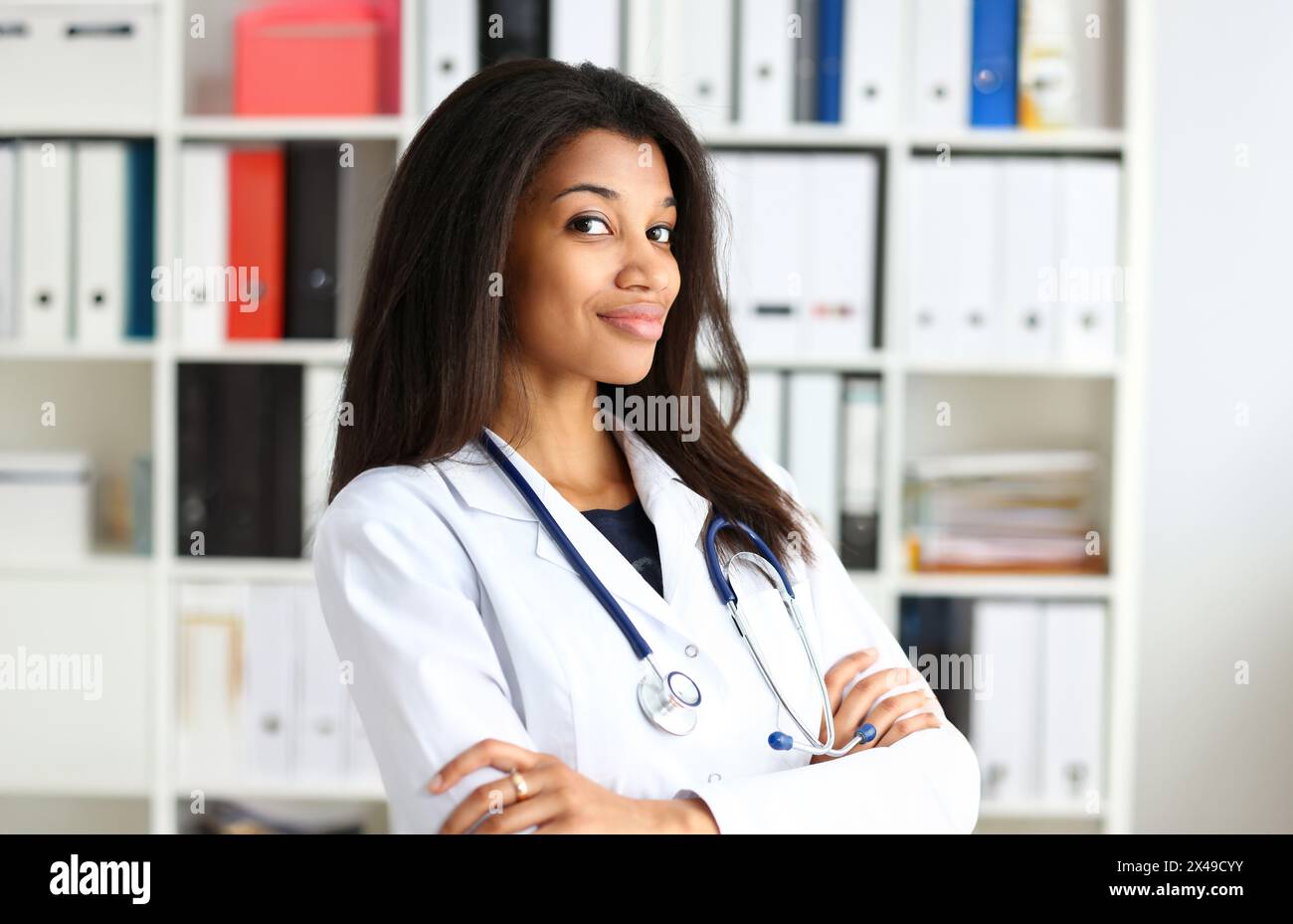 Bellissimo ritratto nero sorridente del dottore. Medico negozio o negozio di prevenzione delle malattie fisiche consulente 911 polso misurare stile di vita sano conc Foto Stock