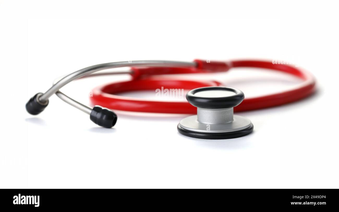 Stetoscopio rosso con testa in argento nero isolata su sfondo bianco. Concetto di oggetto di educazione medica Foto Stock
