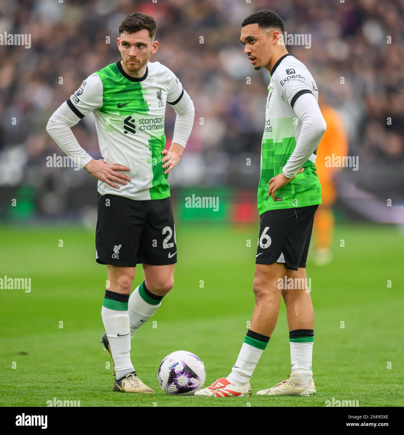 Londra, Regno Unito. 27 aprile 2024 - West Ham United contro Liverpool - Premier League - London Stadium. Trent Alexander-Arnold e Andy Robertson del Liverpool si preparano a prendere un calcio di punizione. Crediti immagine: Mark Pain / Alamy Live News Foto Stock