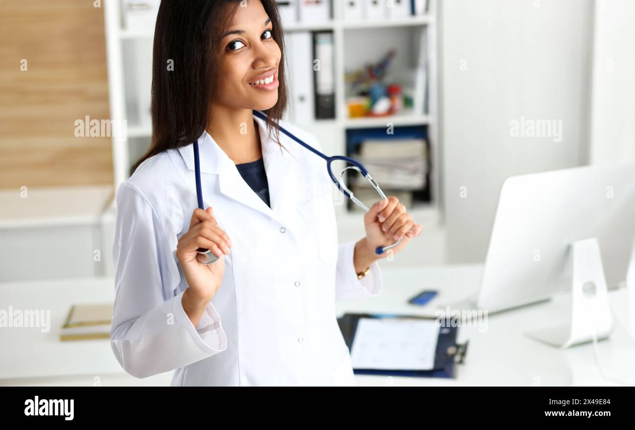 Bellissimo ritratto nero sorridente del dottore. Medico negozio o negozio di prevenzione delle malattie fisiche consulente 911 polso misurare stile di vita sano conc Foto Stock