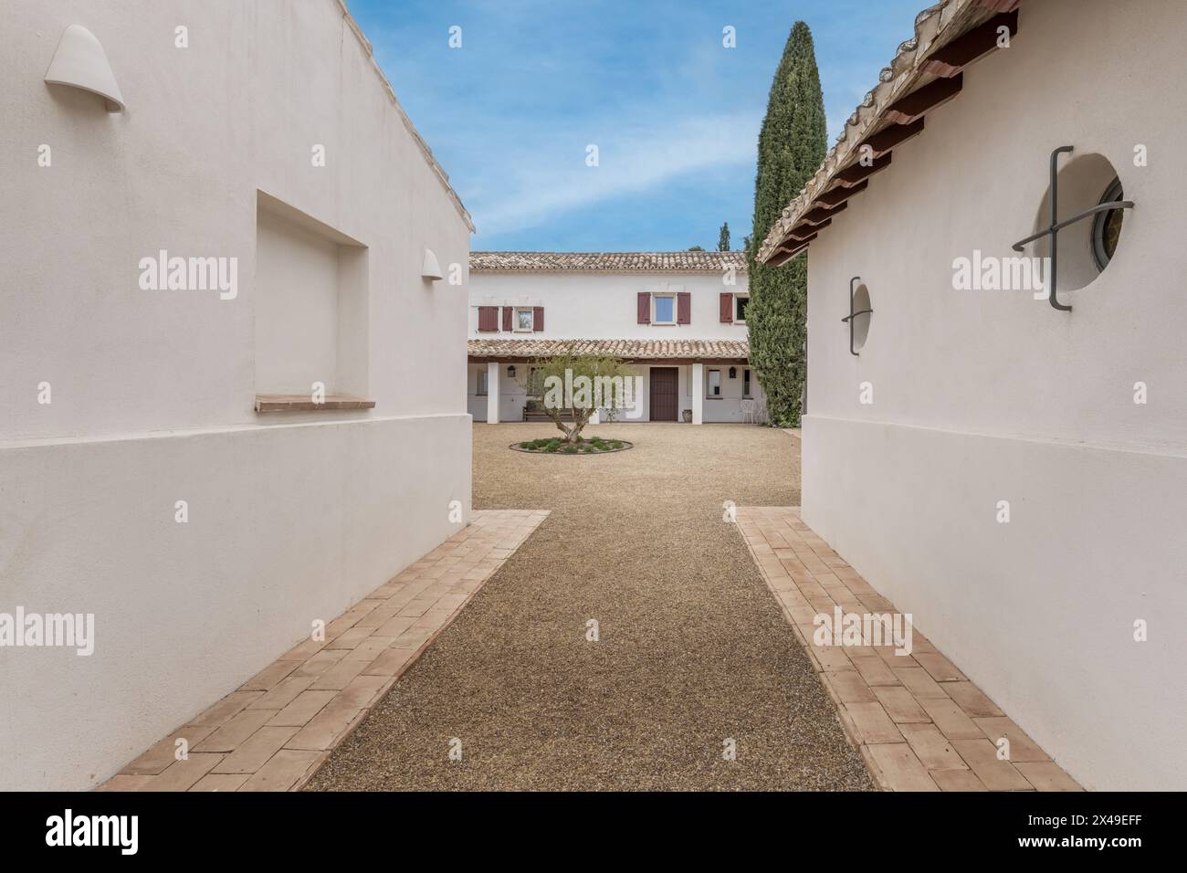 Accesso dal corridoio esterno al patio interno di una casa di campagna in stile cascina andalusa Foto Stock