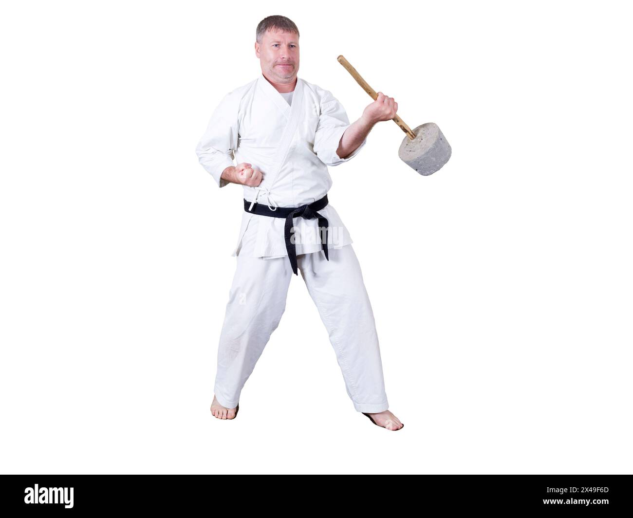 L'atleta adulto esegue esercizi formali di goju-ryu. È isolato su uno sfondo bianco. Primo piano. Foto Stock