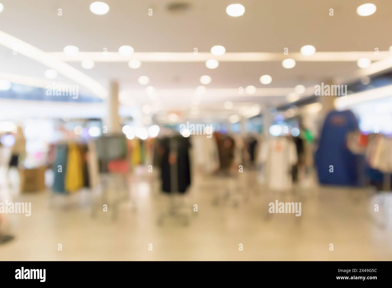 Astratto sfocatura abbigliamento boutique mostra all'interno del centro commerciale sfondo Foto Stock