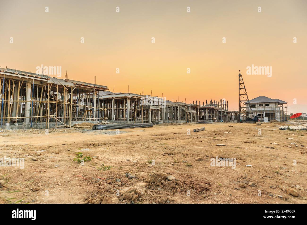 installazione di cornici in cemento per la costruzione di nuove case in cantiere, sviluppo immobiliare Foto Stock