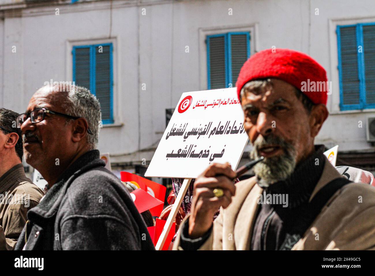 Tunisi, Tunisia. 1 maggio 2024. Tunisi, Tunisia. 1° maggio 2024. A Tunisi si si svolge una grande manifestazione in occasione della giornata internazionale dei lavoratori, ma anche della resistenza palestinese nel mezzo della devastante guerra a Gaza. Diverse bandiere palestinesi sono state sventolate durante l'evento, insieme alla bandiera tunisina e alle bandiere UGTT. Il Segretario generale dell'Unione generale tunisina del lavoro (UGTT) Noureddine Taboubi ha tenuto un discorso durante l'evento dalla sede dell'UGTT (Credit Image: © Hasan mrad/IMAGESLIVE via ZUMA Press Wire) SOLO PER USO EDITORIALE! Non per USO commerciale! Foto Stock