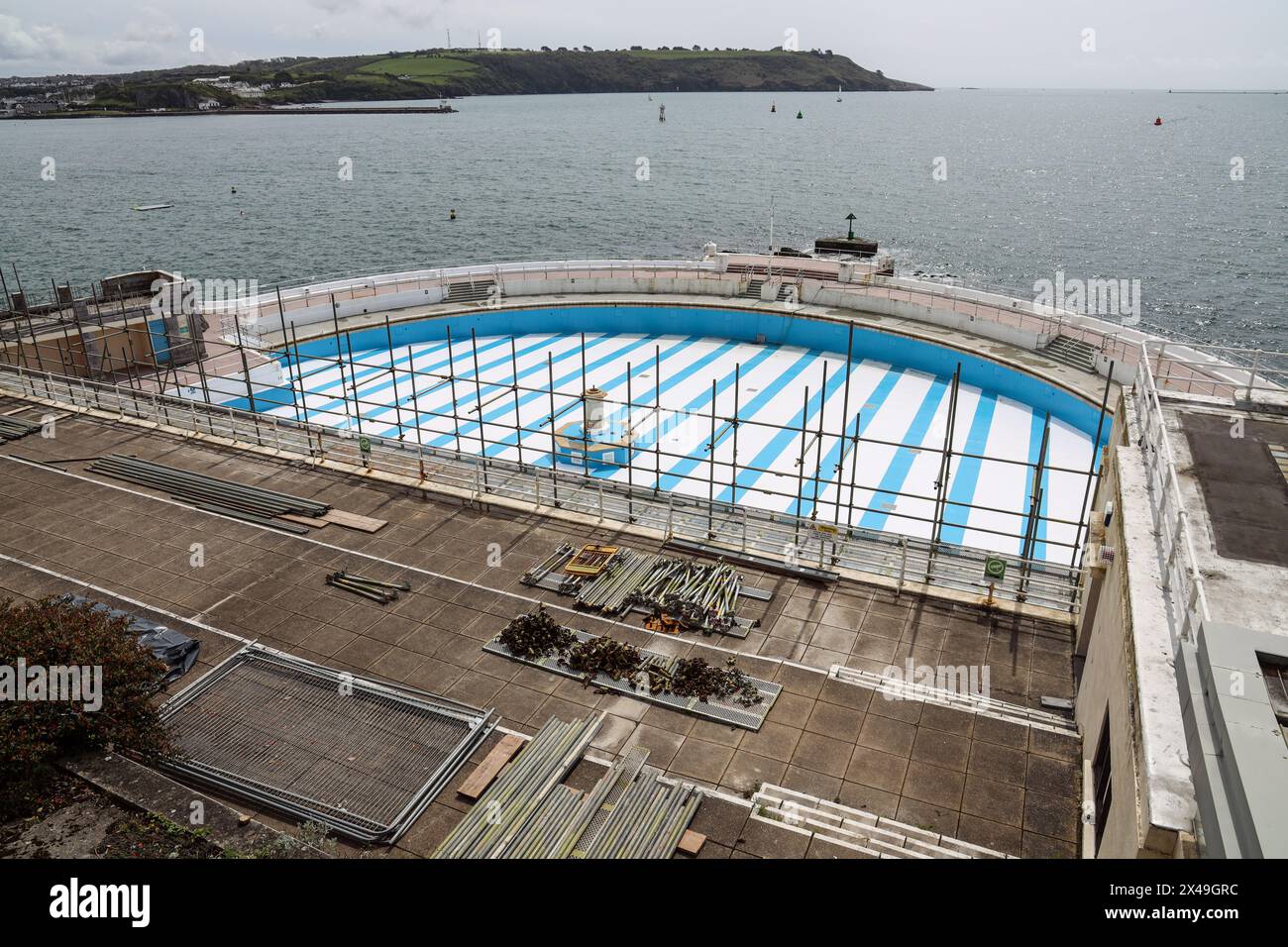Strisce dipinte di fresco fanno parte di un più ampio progetto di ristrutturazione presso l'iconico art deco TInside Lido di Plymouth, sulla riva del Plymouth Sound. Foto Stock