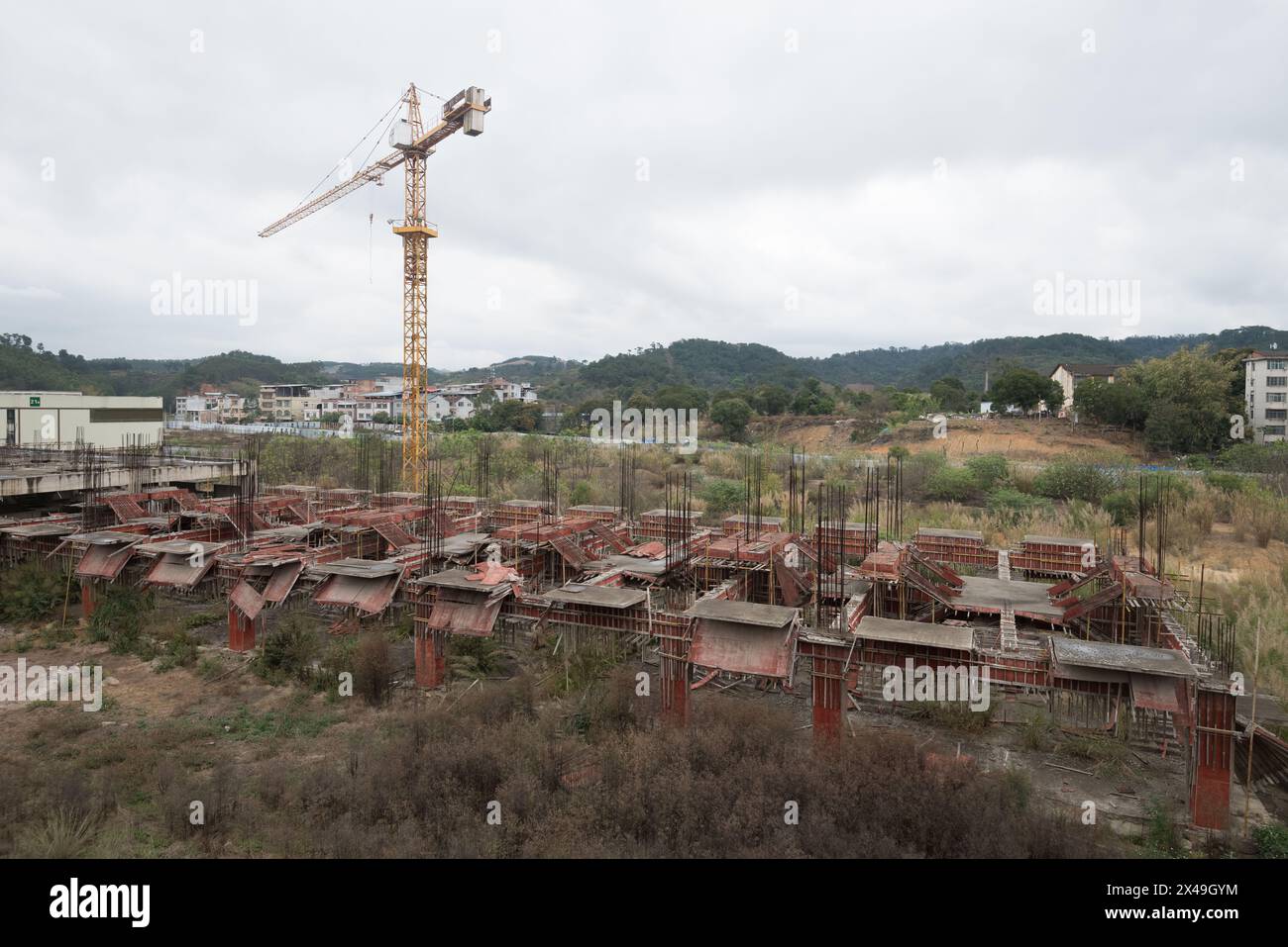 Baise City, Guangxi, Cina - 10 marzo 2023: Un cantiere abbandonato prima del completamento Foto Stock