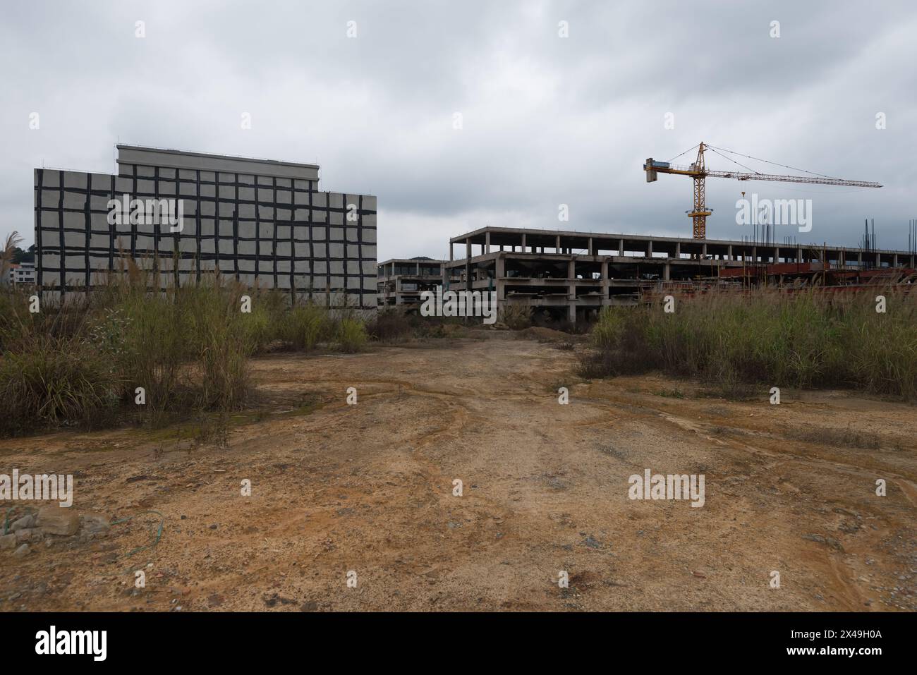 Baise City, Guangxi, Cina - 10 marzo 2023: Un cantiere abbandonato prima del completamento Foto Stock