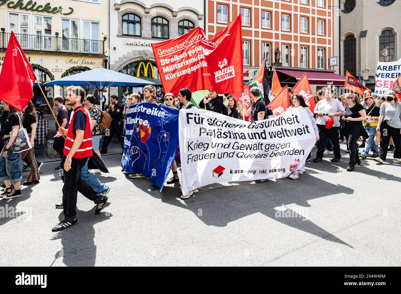 Monaco, Germania. 1° maggio 2024. Numerosi partecipanti si sono riuniti per la giornata rivoluzionaria di maggio 2024 a Monaco, Germania. Secondo l'appello, volevano "combattere rivoluzionario - contro la guerra, il razzismo e i tagli sociali" e fare riferimento a "la crisi climatica, la guerra in Ucraina e Gaza, la minaccia di escalation tra le potenze nucleari, la sorveglianza onnicomprensiva attraverso le nuove tecnologie". (Foto di Alexander Pohl/Sipa USA) credito: SIPA USA/Alamy Live News Foto Stock