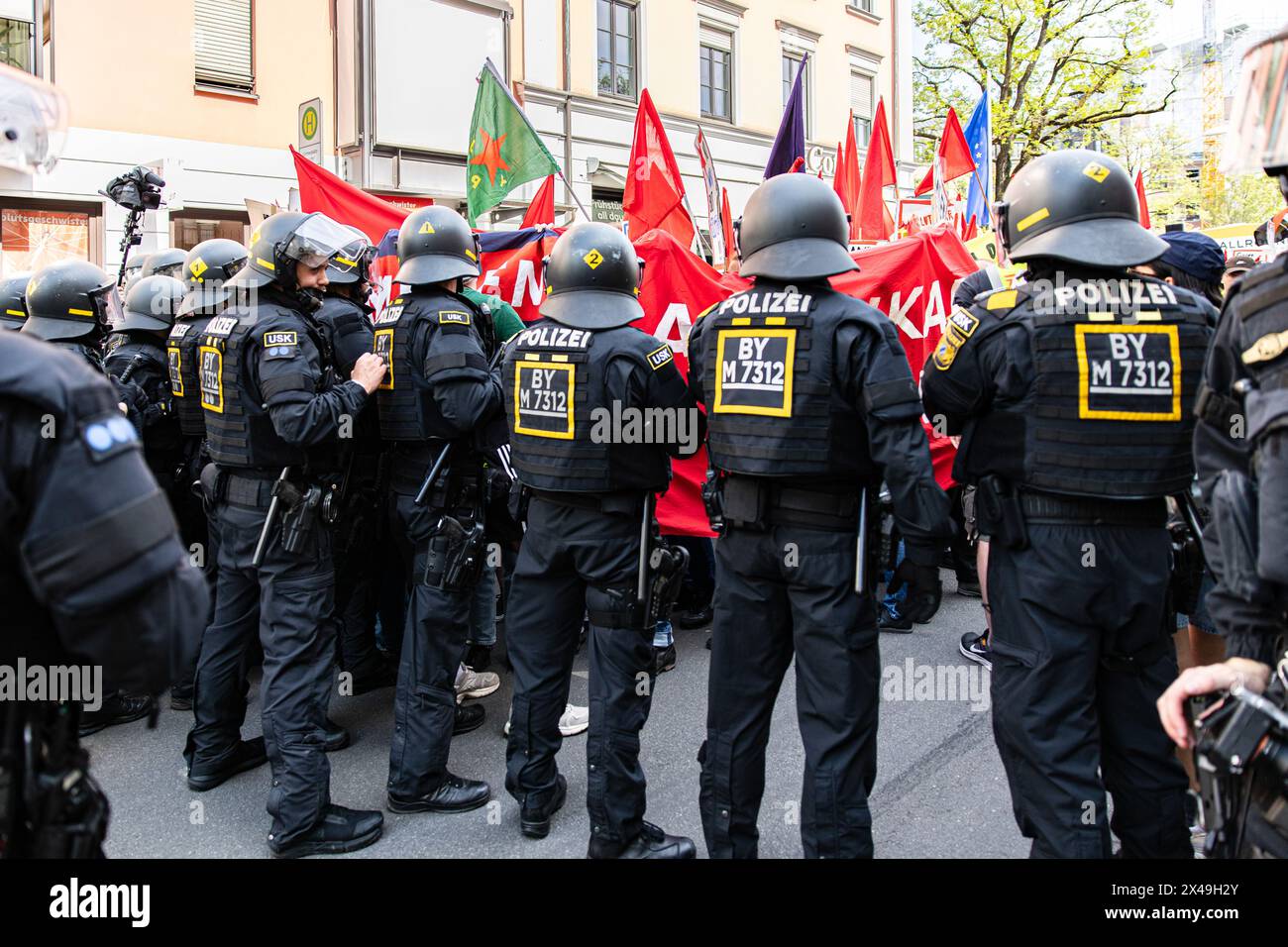 Monaco, Germania. 1° maggio 2024. Numerosi partecipanti si sono riuniti per la giornata rivoluzionaria di maggio 2024 a Monaco, Germania. Secondo l'appello, volevano "combattere rivoluzionario - contro la guerra, il razzismo e i tagli sociali" e fare riferimento a "la crisi climatica, la guerra in Ucraina e Gaza, la minaccia di escalation tra le potenze nucleari, la sorveglianza onnicomprensiva attraverso le nuove tecnologie". (Foto di Alexander Pohl/Sipa USA) credito: SIPA USA/Alamy Live News Foto Stock